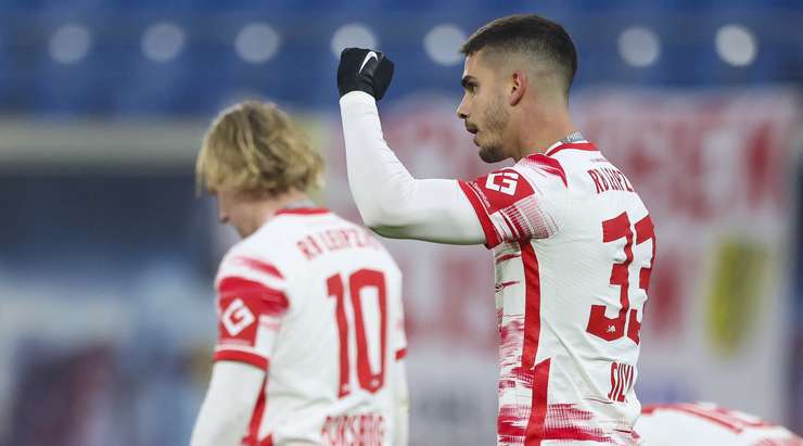 Andre Silva (RB Leipzig) thay đổi thành công bảng tỉ số sau khi anh nhận một đường kiến tạo xuất sắc của đồng đội và chuyển hóa nó thành bàn thắng với một cú sút đi vào phía trong cột dọc bên phải.