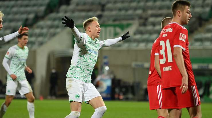 Vào! Havard Kallevik Nielsen (Greuther Furth) nhận bóng trong vòng cấm ở một vị trí rất thuận lợi và dứt điểm. Cú sút của anh đổi hướng khi chạm vào một cầu thủ đối phương, khiến thủ môn Andreas Luthe bó tay. Tỉ số đã được nâng lên 1:0.