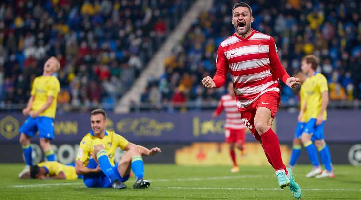 Jorge Molina (Granada CF) có rất nhiều khoảng trống sau khi đón một đường chuyền chính xác trong vòng cấm. Anh không do dự tung một cú sút tuyệt vời, đưa bóng vào góc thấp bên phải cầu môn.