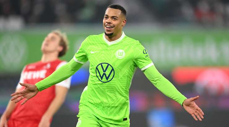 Vào! Lukas Nmecha (Wolfsburg) tung một cú sút một chạm trong vòng cấm và đánh bại thủ môn đối phương. Bóng đi vào góc thấp bên phải khung thành. 1:0.