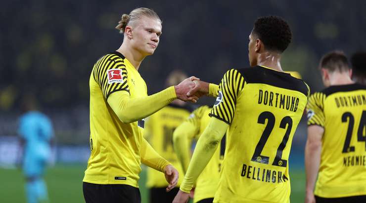 Vào! Erling Haaland (Dortmund) giành chiến thắng trên chấm phạt đền bằng một cú sút không thể cản phá, vượt qua tầm với của thủ môn Sascha Burchert vào góc thấp bên trái.