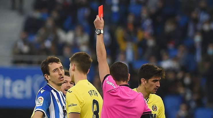 Trọng tài quyết định rút thẻ đỏ trực tiếp cho cú tắc bóng kinh khủng. Mikel Oyarzabal (Real Sociedad).