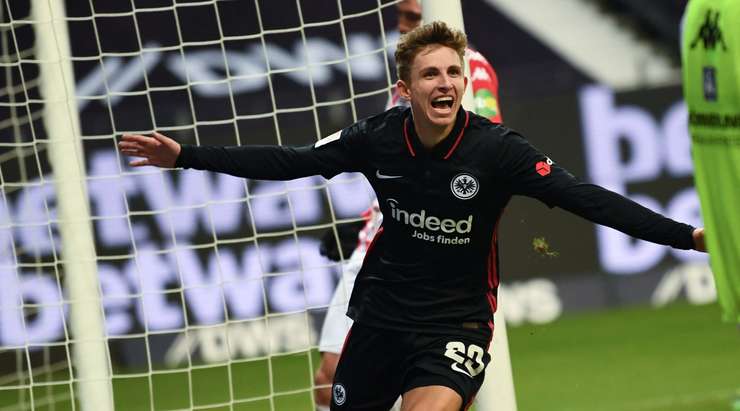 Jesper Lindstrom (Eintracht Frankfurt) nhận một đường chuyền thú vị bên trong vòng cấm và anh sút bóng lọt qua thủ môn vào lưới. Một pha dứt điểm xuất sắc!