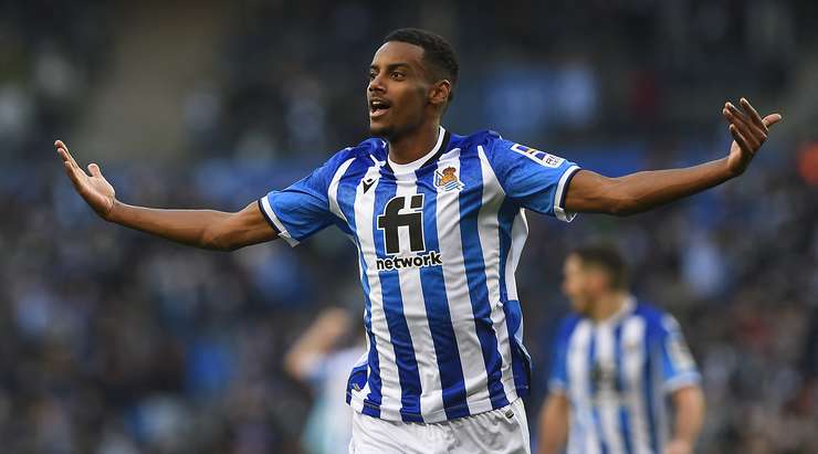 Vào! Alexander Isak (Real Sociedad) len lỏi qua các cầu thủ đối phương trước khi tung một cú sút tuyệt diệu từ rìa vòng cấm vào phía trong cột dọc bên phải. Thủ môn Geronimo Rulli đã không có cơ hội nào để chạm vào quả bóng. Tỉ số là 1:0.