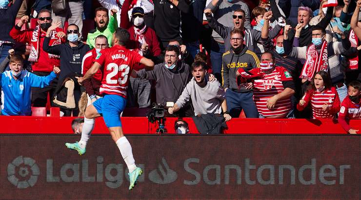 GOAL! Jorge Molina (Granada CF) đón đường chuyền từ Luis Suarez trong một đợt phản công nhanh và dứt điểm hiểm hóc từ cự ly gần. Tỉ số là 1:0.
