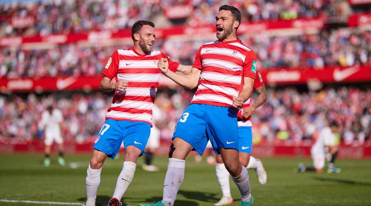 Vào! Jorge Molina (Granada CF) đã có mặt đúng lúc đúng chỗ để lấy bóng bật ra trong vòng cấm, và anh ấy sút bóng vào góc trái phía trên. Tỉ số là 2:1.