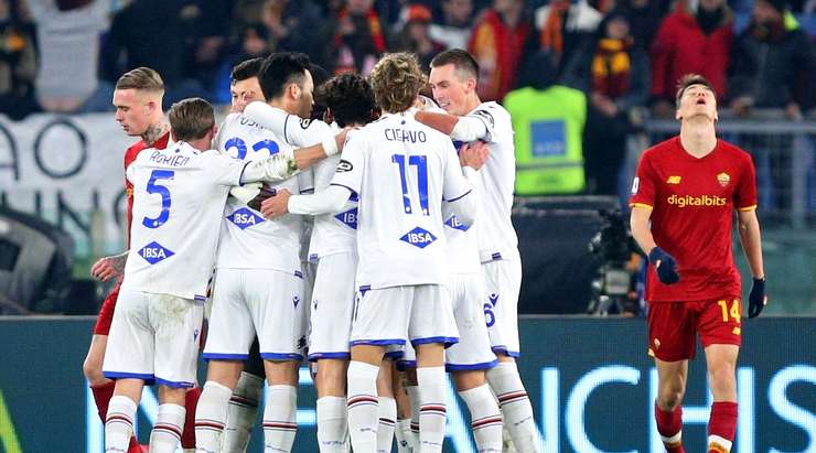 Vào! Manolo Gabbiadini (Sampdoria) vừa có bàn thắng theo một cách không thể dễ dàng hơn: đưa vào lưới trống từ cự ly rất gần sau khi bóng bị bật ra từ thủ môn. Tỉ số là 1:1.
