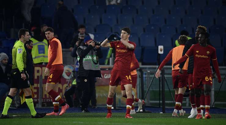 Vào! Eldor Shomurodov (AS Roma) chớp cơ hội sau một tình huống bóng bật ra trong vòng cấm và đánh bại thủ môn với một cú sút vào góc thấp bên trái. Tỉ số đã được nâng lên: 1:0.