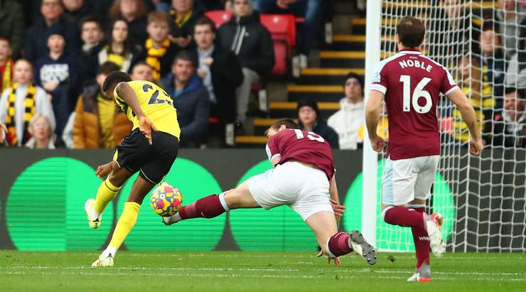 Vào! Joshua King chuyền cho Emmanuel Dennis (Watford) tại rìa vòng cấm và anh ấy tìm đến góc phải phía trên với một pha dứt điểm tuyệt vời. Tỉ số là 1:0.