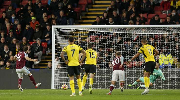 VÀO! Đó là một cú sút phạt đền tuyệt vời của Mark Noble (West Ham) về phía góc thấp bên trái khung thành, không có một chút cơ hội nào cho thủ môn Daniel Bachmann để cản phá!