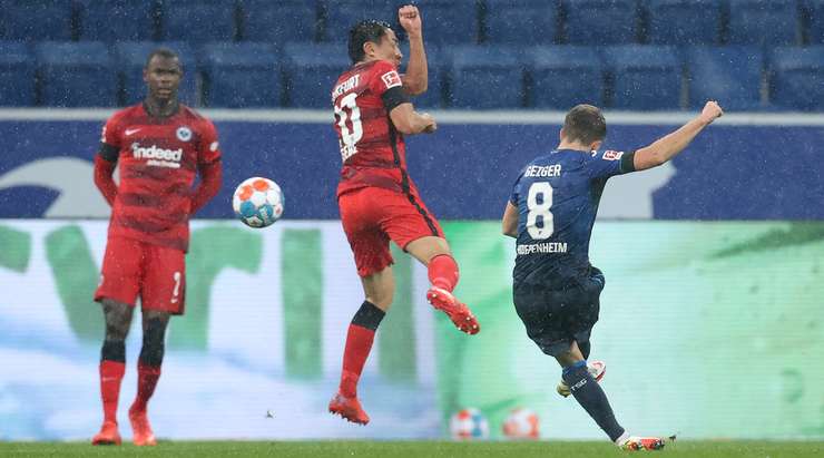 Dennis Geiger (Hoffenheim) nhận đường chuyền từ đồng đội và anh không hề do dự tung một cú sút không thể cản phá vào góc cao bên trái khung thành.