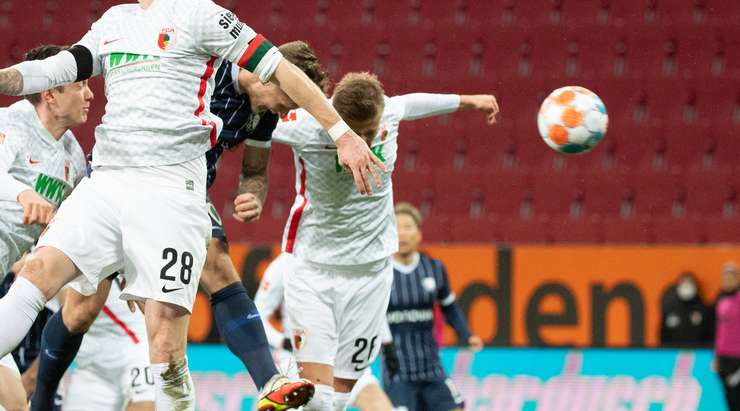 VÀO! Bóng được treo vào từ quả phạt góc và Sebastian Polter (Bochum) chạy chỗ rất tốt để tung một cú đánh đầu hoàn hảo vào góc phải cầu môn. Tỉ số của trận đấu đã được nâng lên: 0:3.