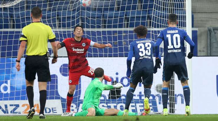 Vào! Georginio Rutter (Hoffenheim) đã có mặt đúng lúc đúng chỗ để lấy bóng bật ra trong vòng cấm, và anh ấy sút bóng vào góc phải phía trên. Tỉ số là 2:1.
