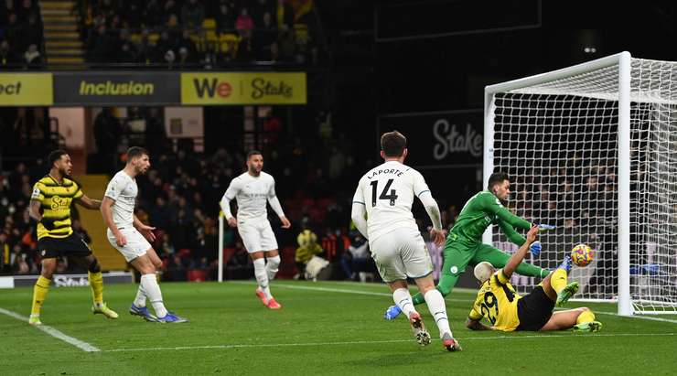Vào! Cucho (Watford) sút bóng bật ra vào chính giữa khung thành sau khi bóng đến chỗ anh ấy trong vòng cấm. Tỉ số là 1:3.
