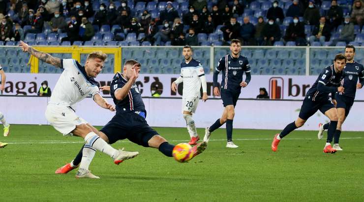 Vào! Ciro Immobile (Lazio) khống chế đẹp mắt một đường chuyền hơi mạnh của Sergej Milinkovic-Savic ở một vị trí bên trong vòng cấm. Anh chạy cắt mặt một hậu vệ đối phương và ghi bàn bằng một cú sút vào góc thấp bên trái khung thành. Tỉ số là 0:3.