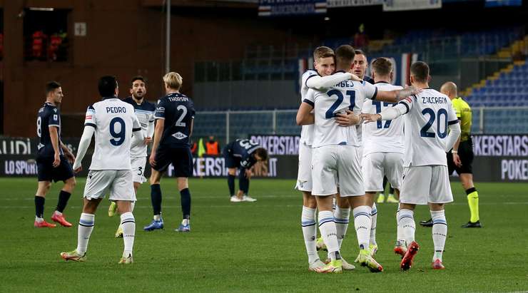 Tỉ số là 0:1! Mattia Zaccagni chuyền bóng cho Sergej Milinkovic-Savic (Lazio) trong vòng cấm, người không bị ai kèm và sút bóng vào góc phải phía dưới.