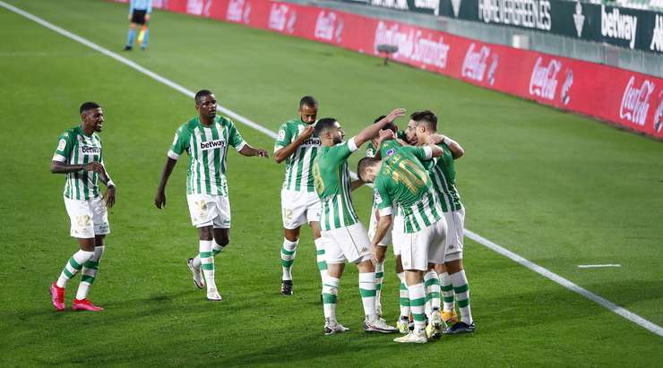 VÀO! Borja Iglesias (Betis) nhận một đường chuyền và từ trong vòng cấm anh ấy lốp bóng qua Sergio Herrera, người đã ra khỏi vạch vôi. Một pha dứt điểm tuyệt vời! 1:0.