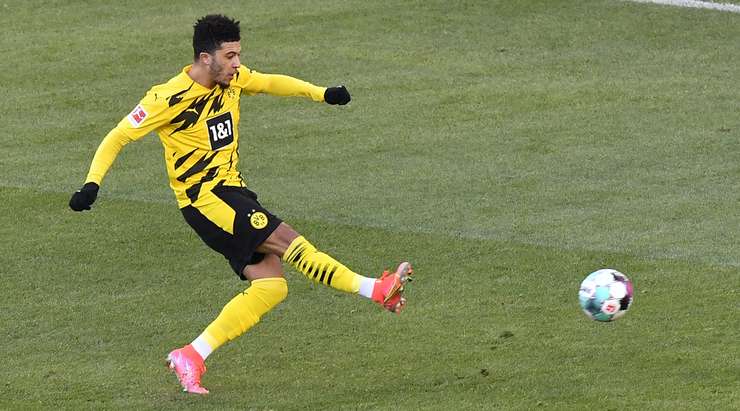 Một bàn thắng đồng đội tuyệt vời! Jadon Sancho (Dortmund) được giải thoát trong vòng cấm bởi Raphael Guerreiro và không mắc một sai lầm nào với một pha dứt điểm tốt vào bên trái mành lưới. 1:0.