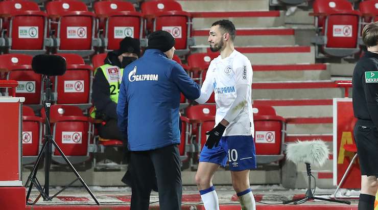 Trọng tài ra hiệu cho một sự thay đổi người. Nassim Boujellab (Schalke) được tung vào sân thay cho Nabil Bentaleb.