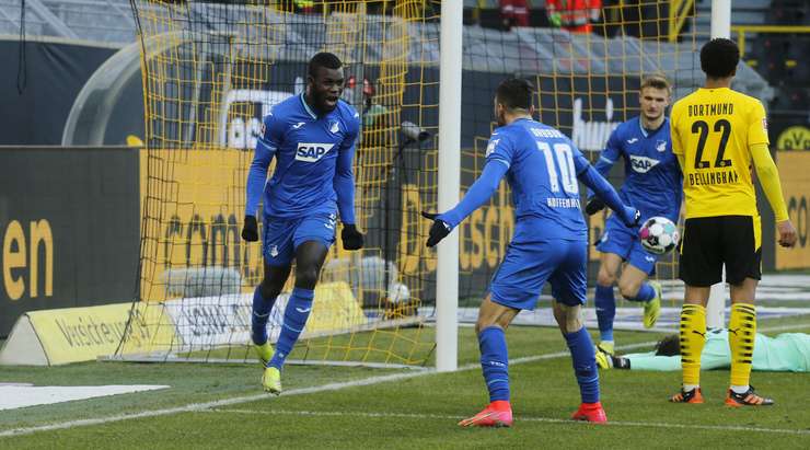 Bóng bật ra ngay trước khung thành và Ihlas Bebou (Hoffenheim) đánh đầu thành bàn.