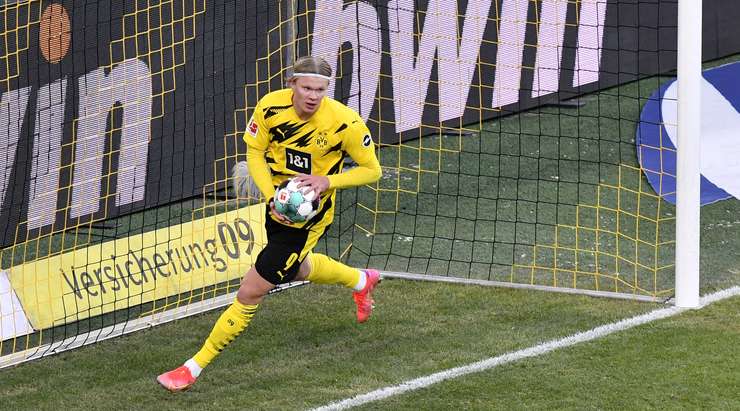 Vào! Erling Haaland (Dortmund) chớp cơ hội sau một tình huống bóng bật ra trong vòng cấm và đánh bại thủ môn với một cú sút thẳng vào nóc lưới. Tỉ số đã được nâng lên: 2:2.