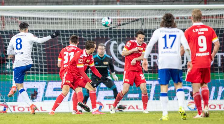 Suat Serdar (Schalke) tung một cú sút từ rìa vòng cấm, nhưng cú ra chân của anh thiếu chính xác, và đưa bóng đi cao hơn cả vài mét so với xà ngang.