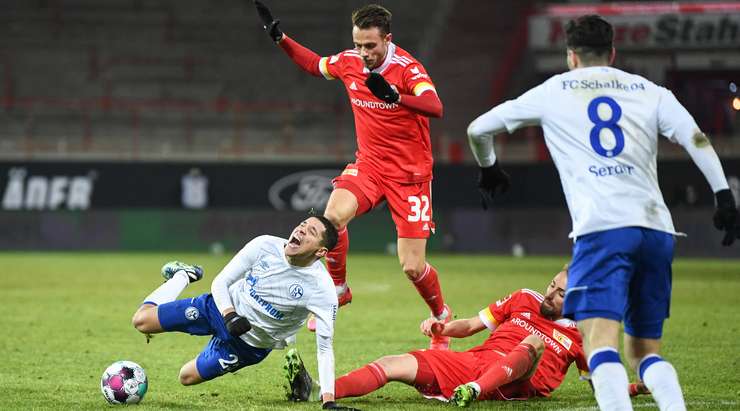 Daniel Schlager rút ra một chiếc thẻ vàng dành cho Florian Hubner (Union Berlin) vì pha tắc bóng thô bạo.