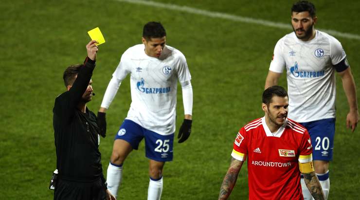 Christopher Trimmel (Union Berlin) không thể trông đợi gì hơn một chiếc thẻ vàng cho pha tắc bóng quá rắn của anh ấy. Và đúng là một chiếc thẻ vàng. Daniel Schlager không cần suy nghĩ nhiều để đưa ra quyết định vừa rồi.