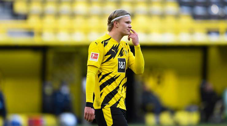 Phán quyết từ hệ thống VAR: sẽ KHÔNG CÓ BÀN THẮNG cho Dortmund vì một cầu thủ của họ đã việt vị trong quá trình lên bóng.