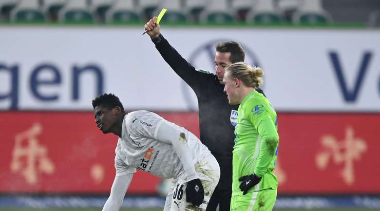 Thẻ vàng. Breel Embolo (B. Monchengladbach) bị ghi tên vào sổ đen của trọng tài sau một pha tranh bóng phạm lỗi.