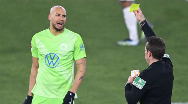 John Brooks (Wolfsburg) đang thử thách sự kiên nhẫn của trọng tài Tobias Stieler và anh đã toại nguyện với một chiếc thẻ vàng cho pha phạm lỗi của mình.