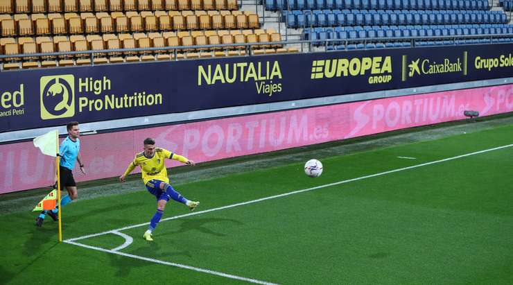 Phạt góc. Cadiz CF sẽ có một cơ hội nguy hiểm.