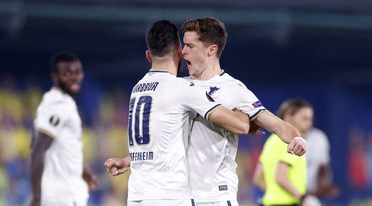 Vào! Mijat Gacinovic treo bóng qua vòng cấm và Munas Dabbur (Hoffenheim) đón nó để đánh đầu vào lưới. Anh ấy thay đổi tỉ số thành 0:1.