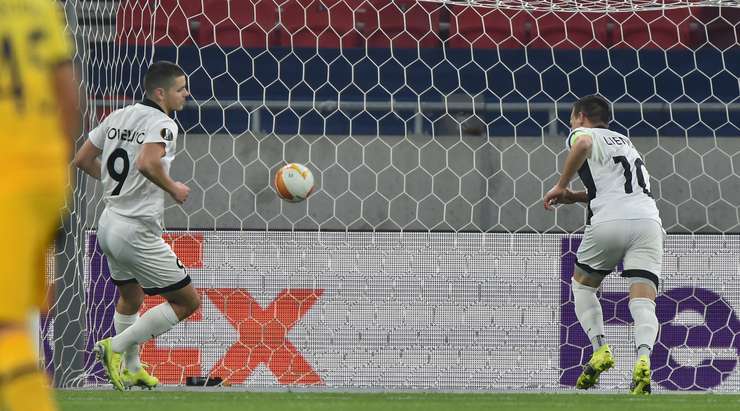 Vào! Michael Liendl (Wolfsberger AC) giành chiến thắng trên chấm phạt đền bằng một cú sút không thể cản phá, vượt qua tầm với của thủ môn Hugo Lloris vào góc thấp bên trái.