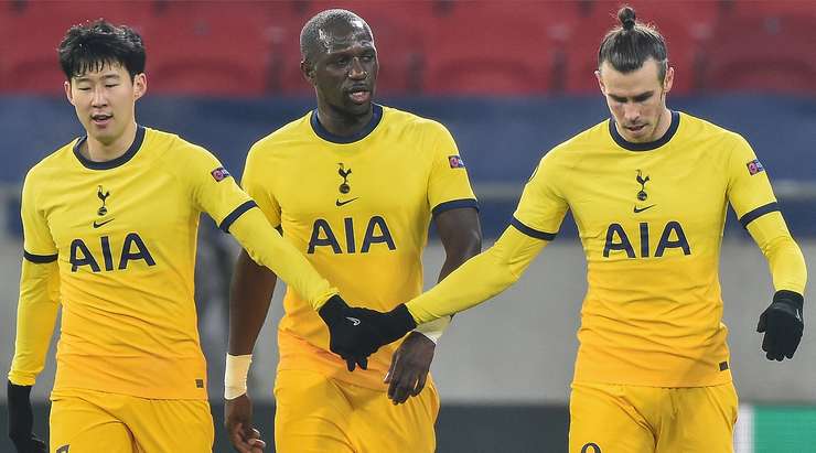 Gareth Bale (Tottenham) nhận một đường chuyền tốt trong vòng cấm và sút bóng trái phá vào phía trong cột dọc bên trái. Một pha dứt điểm lạnh lùng!