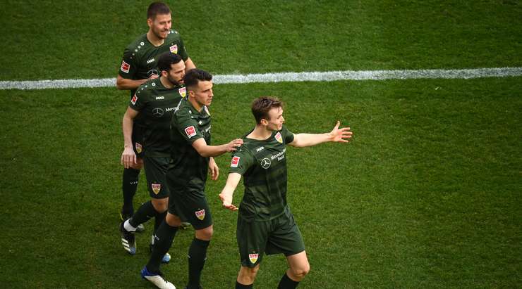 VÀO! Borna Sosa cứa bóng từ vị trí đá phạt vào vòng cấm và Sasa Kalajdzic (VfB Stuttgart) thoát khỏi người theo kèm để tung một cú đánh đầu xuất sắc, đánh bại thủ môn Timo Horn và đưa bóng vào góc phải mành lưới. Tỉ số là 0:1.
