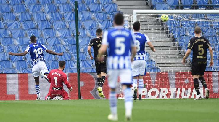Alexander Isak (Real Sociedad) nhận một đường chuyền thú vị bên trong vòng cấm và anh sút bóng vào góc cao bên trái khung thành. Một pha dứt điểm tuyệt đẹp!