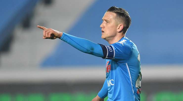 Một cú sút tuyệt vời! Piotr Zielinski (Napoli) thể hiện sự bình tĩnh tuyệt vời trong vòng cấm để tung một cú sút nhanh vào góc trái phía dưới. Tỉ số là 1:1.