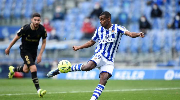 Alexander Isak (Real Sociedad) tìm thấy khoảng trống bên trong vòng cấm để đón một quả tạt tuyệt đẹp và tung một cú sút chìm chính xác đưa bóng vào chính giữa khung thành.