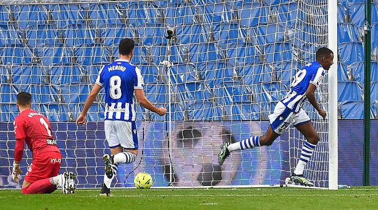 Vào! Mikel Oyarzabal dọn cỗ cho Alexander Isak (Real Sociedad), người ghi bàn với một pha dứt điểm cự li gần đơn giản. Tỉ số là 3:0.