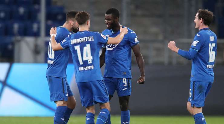 Ihlas Bebou (Hoffenheim) thoát xuống sau đường chuyền từ Diadie Samassekou, anh lao vào vòng cấm và tung cú sút như búa bổ về phía góc cao khung thành trong tư thế đối mặt với thủ môn.