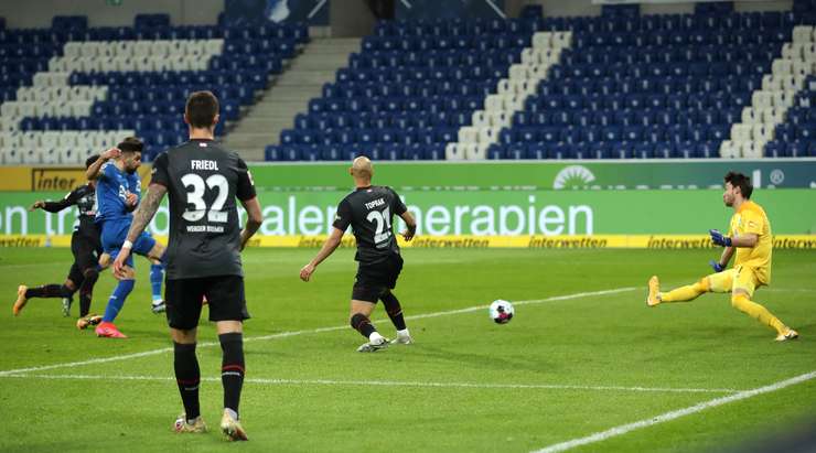 Vào - 3:0! Ihlas Bebou chuyền bóng như đặt cho Munas Dabbur (Hoffenheim), người có một cú sút từ cự ly gần vào góc thấp bên trái mành lưới, dễ dàng đánh bại thủ môn.