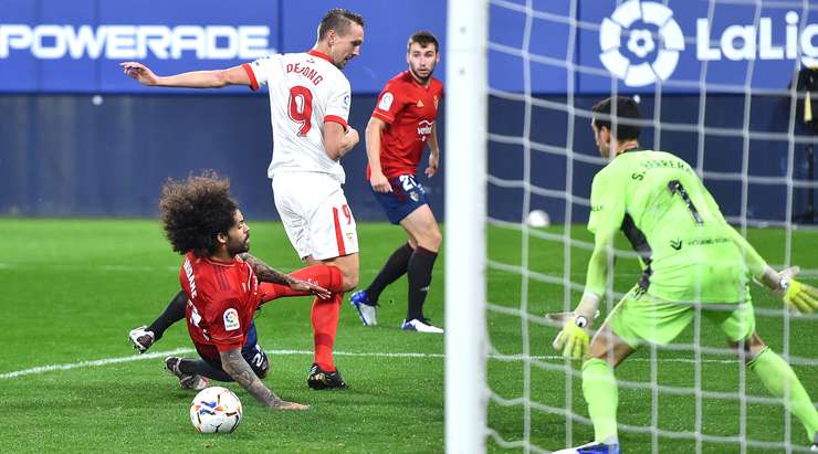 VÀO! Một pha kiến tạo xuất sắc của Munir El Haddadi, người đóng vai trò then chốt trong việc tổ chức tấn công. Anh ấy dọn cỗ cho Luuk de Jong (Sevilla), người đánh bại Sergio Herrera với một cú sút tuyệt vời vào góc phải phía dưới. 0:2.