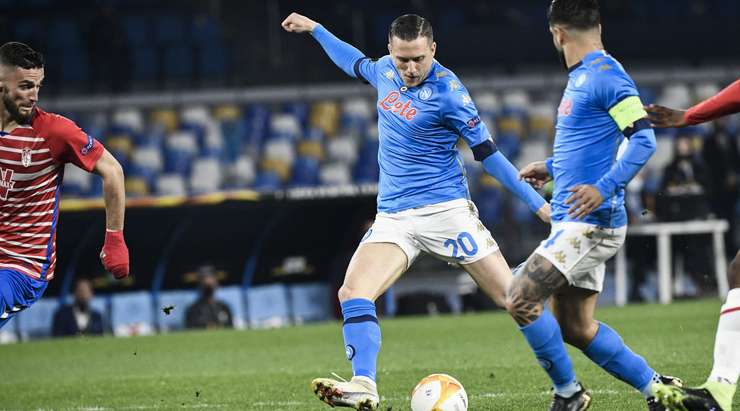 Một tuyệt phẩm ngay ngoài vòng cấm! Piotr Zielinski (Napoli) sút bóng với một tốc độ và lực sút kinh hoàng vào góc thấp bên trái khung thành.