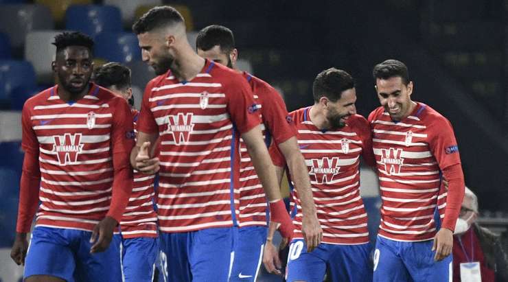 Angel Montoro (Granada CF) bật lên đón quả tạt và đánh đầu hiểm hóc vào mé trong cột dọc bên phải.