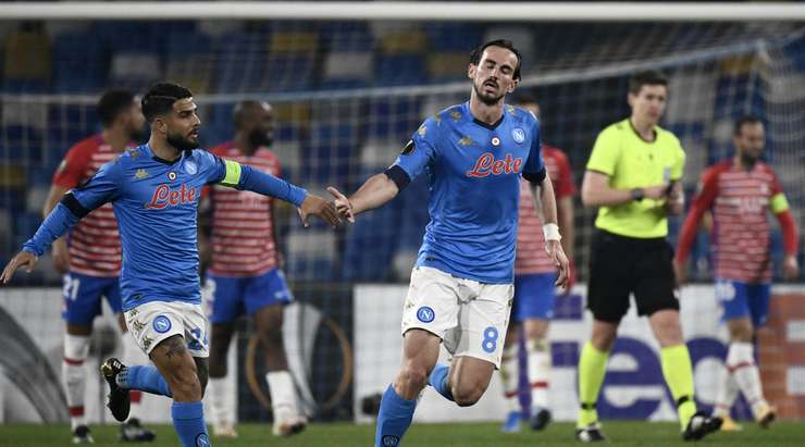 Vào! Sau khi nhận một đường chuyền tốt, Fabian Ruiz (Napoli) tung một cú sút đi thẳng vào góc thấp bên phải khung thành. Một tình huống phối hợp đồng đội tuyệt vời!