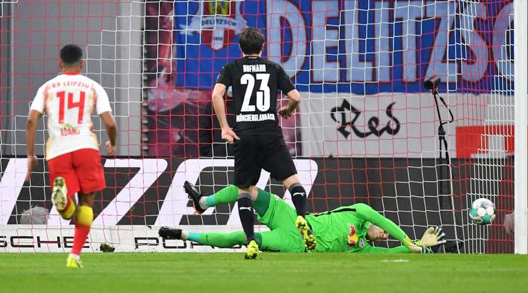 Vào! Peter Gulacsi đã chạm được những đầu ngón tay vào bóng sau cú sút của Jonas Hofmann (B. Monchengladbach), nhưng chừng đó thôi không đủ ngăn trái bóng đi vào góc thấp bên phải khung thành.