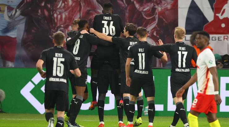 Marcus Thuram (B. Monchengladbach) có mặt rất đúng lúc để dùng thân mình đưa bóng vào lưới! Tỉ số là 0:2.