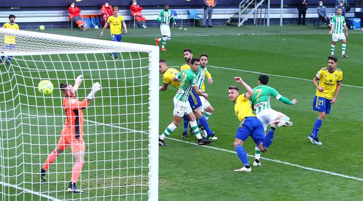 Một quả đá phạt được thực hiện hoàn hảo! Emerson tạt bóng vào và Juanmi (Betis) bật cao dứt điểm tại rìa vòng 5m50. Cú đánh đầu cận thành của cầu thủ này đi vào góc cao bên trái cầu môn, và tỉ số đã được thay đổi – 0:1.