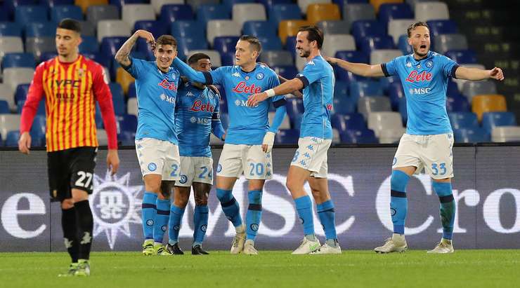 Matteo Politano (Napoli) có mặt rất đúng lúc để dùng thân mình đưa bóng vào lưới! Tỉ số là 2:0.